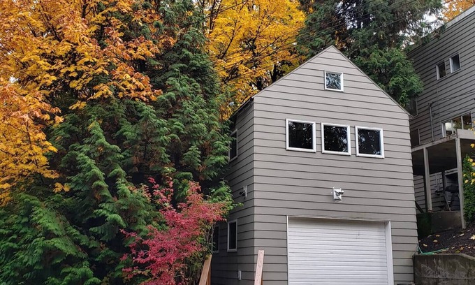 Southwest Hills Apartment | Lots of Natural light. Excellent Location. Studio + Loft. Parking on-site