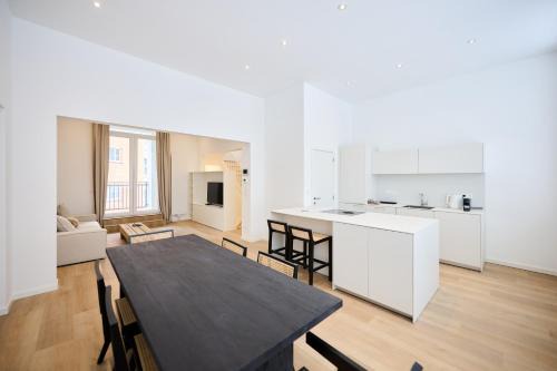 Postel Apartment | Louise Gallery