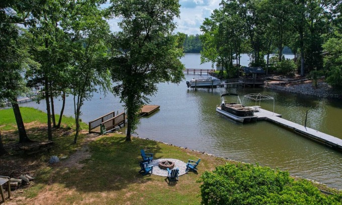 Prosperity House | Lounge on Lakewood | Sleeps 10 | Lakefront!