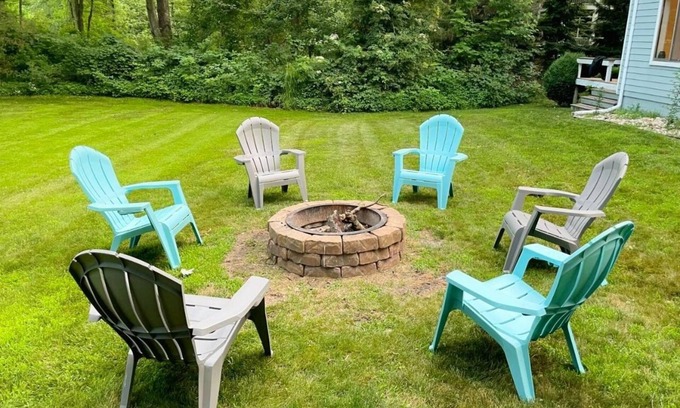 Stevensville House | Lounging at Lakewood in Southwest Michigan