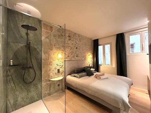 Quartier de la Monnaie Apartment | Louvre -Notre Dame 2BD, 2BATH AC