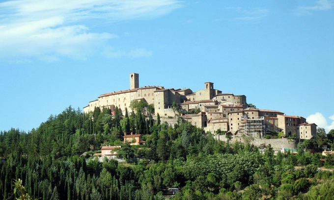 Monte Santa Maria Tiberina House | Lovely apartment in villa for 2 people with pool, WIFI, patio, pets allowed and parking