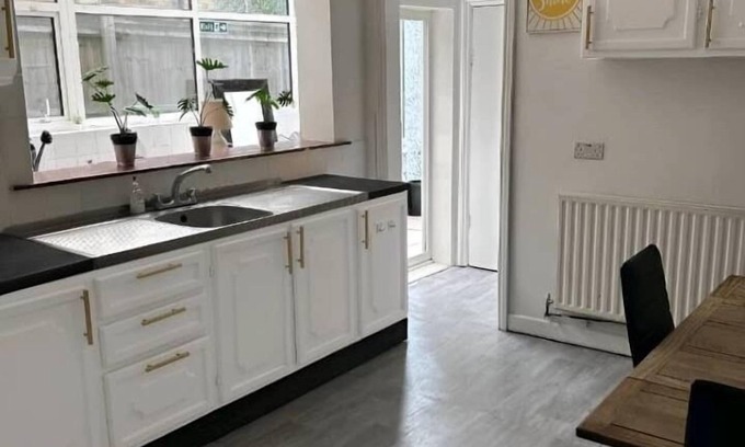 Thornton Apartment | Lovable 1 Bedroom free wifi Parking F3