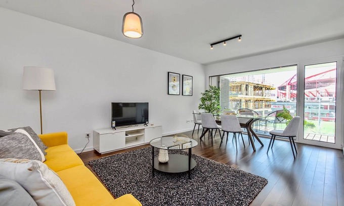 Sao Domingos de Benfica Apartment | Lovage Yellow Apartment, AC, Wifi, Elevator