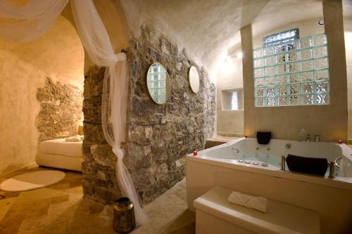 Mercury Apartment | Love Room du Château Fort - Jacuzzi & Insolite !