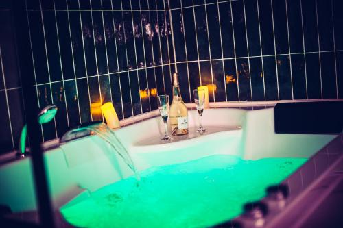 Notre-Dame-Limite Hotel | Love Room du Mont d'Or - Baignoire SPA - Minibar offert