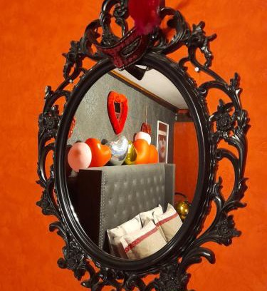 Barr Apartment | LOVE ROOM Le rouge et noir