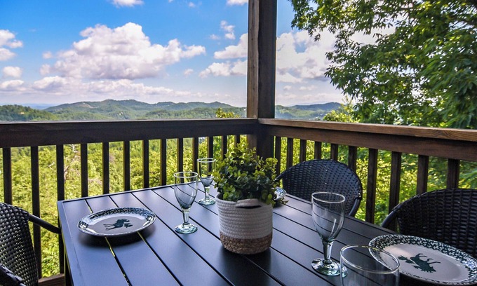 Gatlinburg - Pigeon Forge Cabin | Love the View - Beautiful Mountain Escape w/Hot Tub, Pool Table, Arcade & WiFi