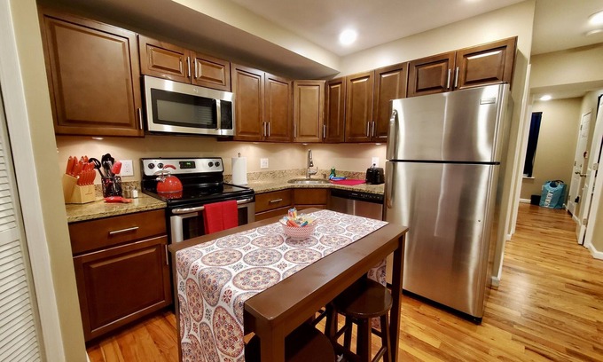 Poplar Apartment | Lovely 1 Bdr & 1Bth with Meal Prep Option