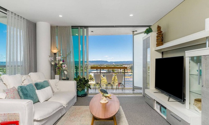 Surfers Paradise Apartment | Lovely 1 Bed apartment with stunning views & pool