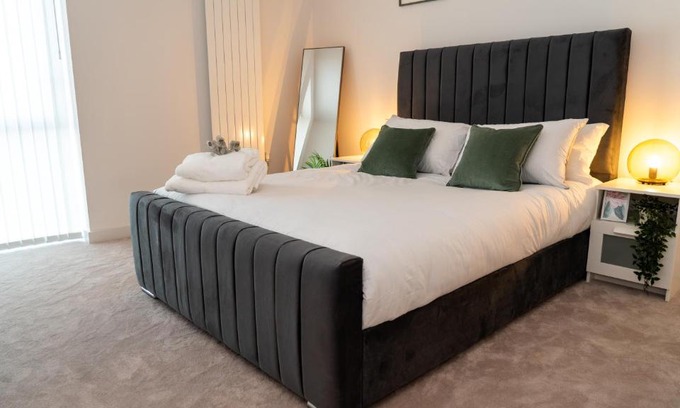 Docklands Apartment | Lovely 1-Bedroom Condo with River & City view.