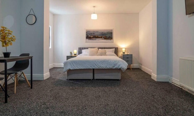 Coventry House | Lovely 13-Bed House in Coventry