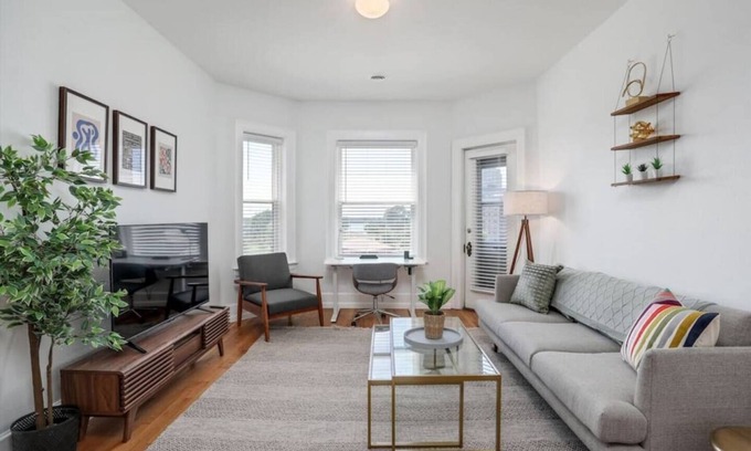 Detroit Apartment | Lovely 2/1 Apt near the Villages | Free Parking