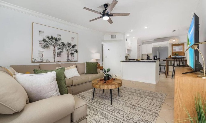 Lake Park House | Lovely 2-Bdr w/Patio, Lake Park!