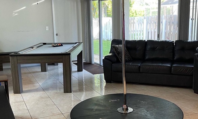Plantation House | Lovely 2 bed room 2 badroom home with 2 car parkin