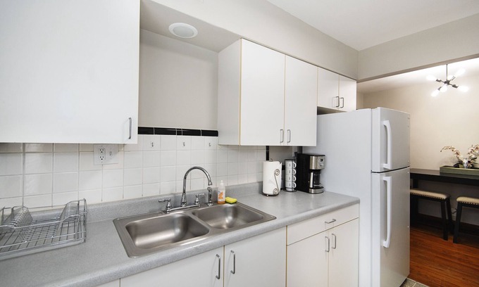 Lindenwood Park Apartment | Lovely 2 bedroom apartment with free parking
