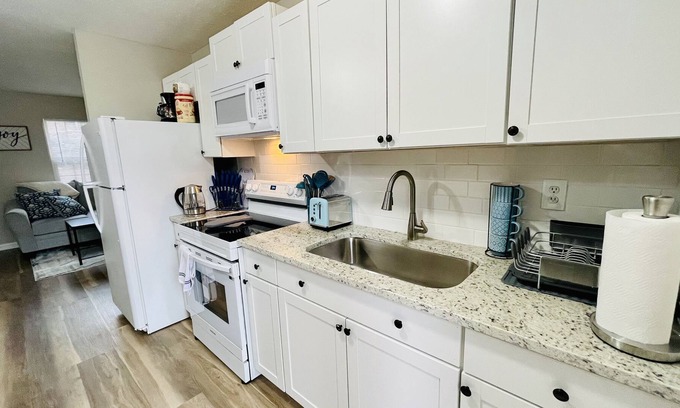 Austell Apartment | 😍Lovely 2 Bedroom Apartment w/ Free Parking 😍