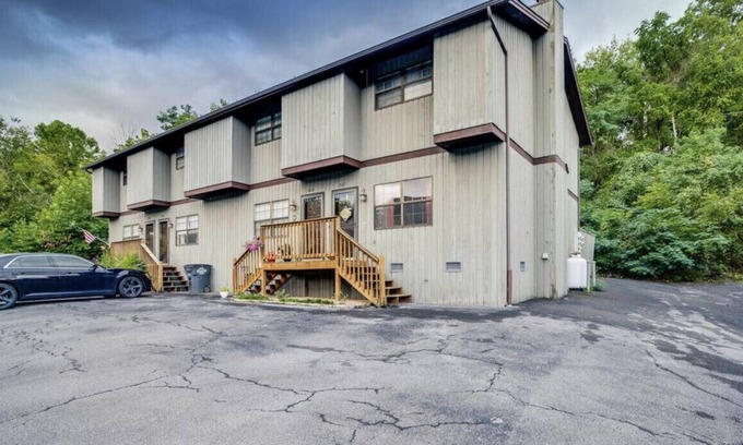 Kingsport House | Lovely 2 Bedroom Condo Near Downtown & Golf