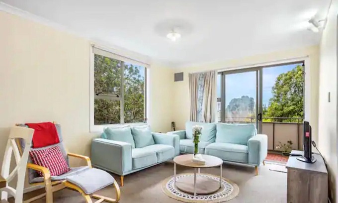 Eastern Beach House | Lovely 2-Bedroom Rental with Parking Zodiak Stays