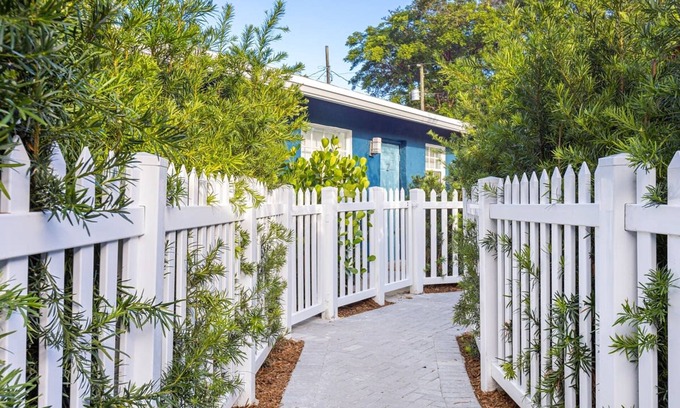Sailboat Bend Apartment | Lovely 2 BR Condo in Sailboat Bend