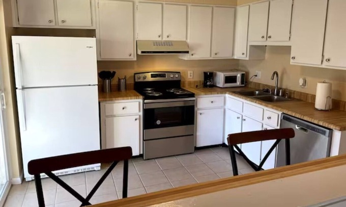 Warner Robins Condo | Lovely 2-BR Condo/3mi from Aviation Museum