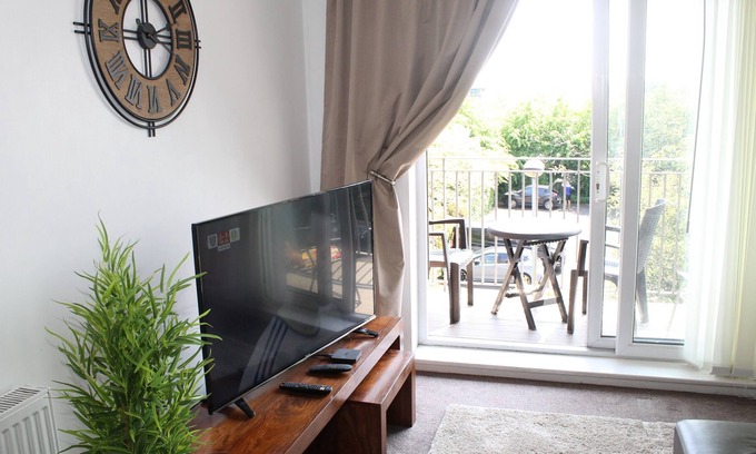 Clayton Apartment | Lovely 2 BR Flat With Balcony Near City Centre