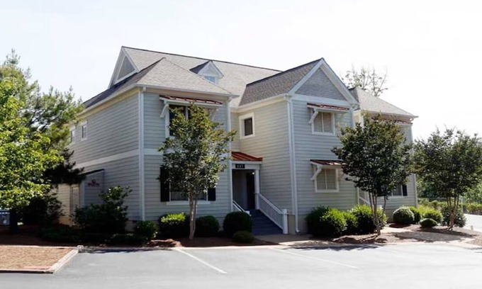 Lackey House | Lovely 2 BR townhome near historic Williamsburg All amenities! Great for family!