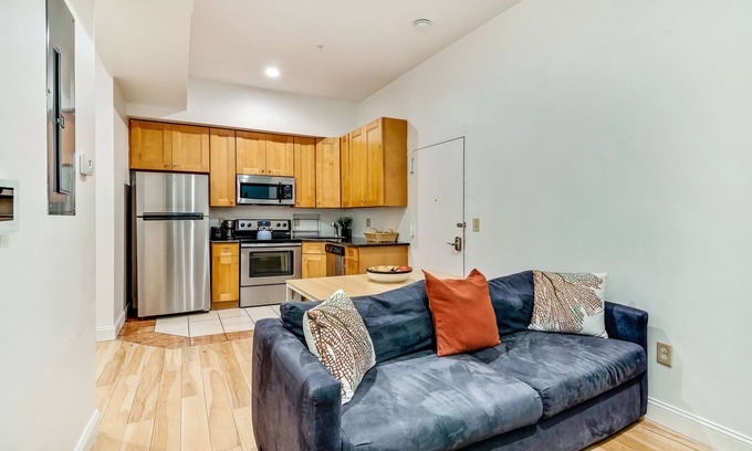 Center City Condo | Lovely/2BD/2BA Flat near Convention Center-Chinatown/Center City