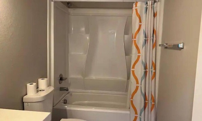 Lents House | Lovely 2BD newly furnished unit with fireplace.