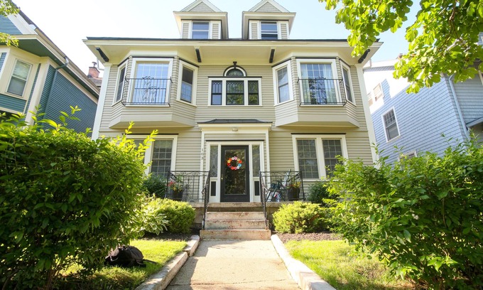 Albright Apartment | Lovely 3/1, Central Air, in the Heart of Elmwood Village!