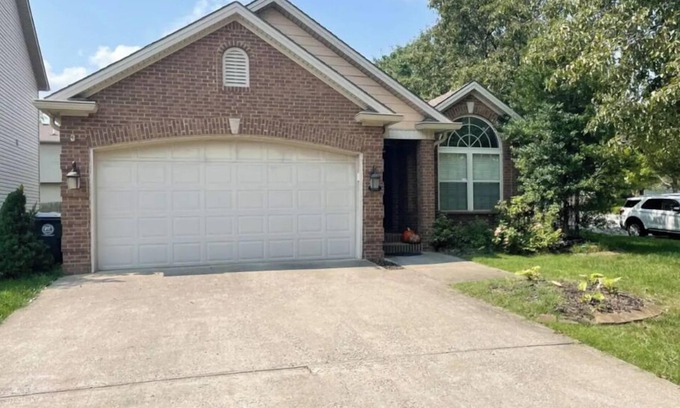 Lexington House | Lovely 3 Bdrm Home w/Free Parking Close to I-75!