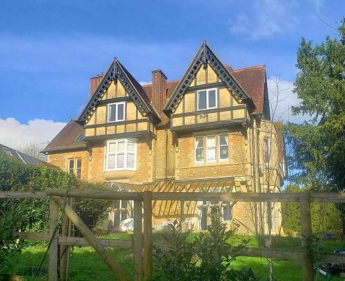 Reigate Apartment | Lovely 3 bed condo