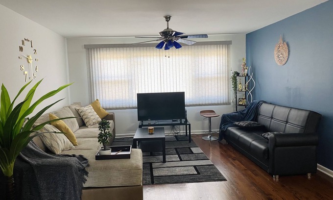 Evanston Apartment | Lovely 3 Bedroom Apartment with ample street parking