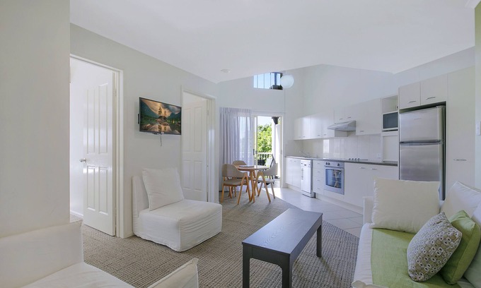 Kangaroo Point Apartment | Lovely 3 Bedroom, 2 Level Unit with Wi-fi & Pool