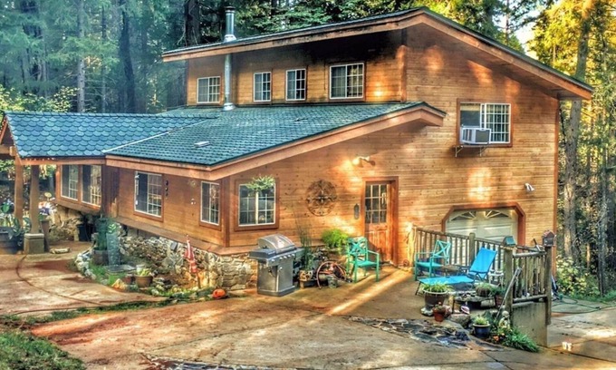 Foresthill House | Lovely 3-Bedroom Cabin House With Outdoor Hot Tub At Way Woods Retreat