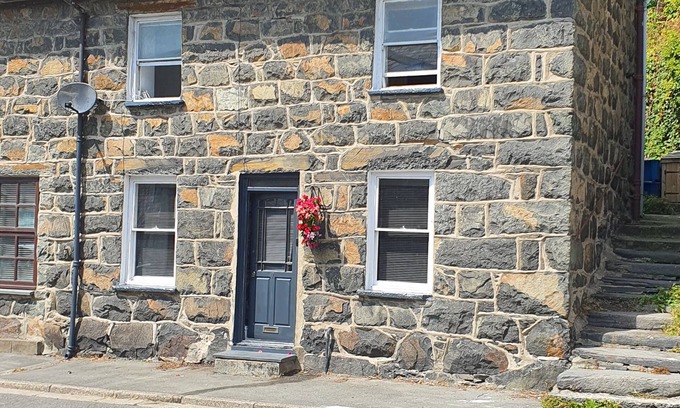 Tremadog House | LOVELY 3 BEDROOM COTTAGE SLEEPS 6 tremadog square porthmadog