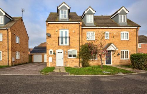 Peterborough House | Lovely 3 Bedroom Home with Garden in Peterborough
