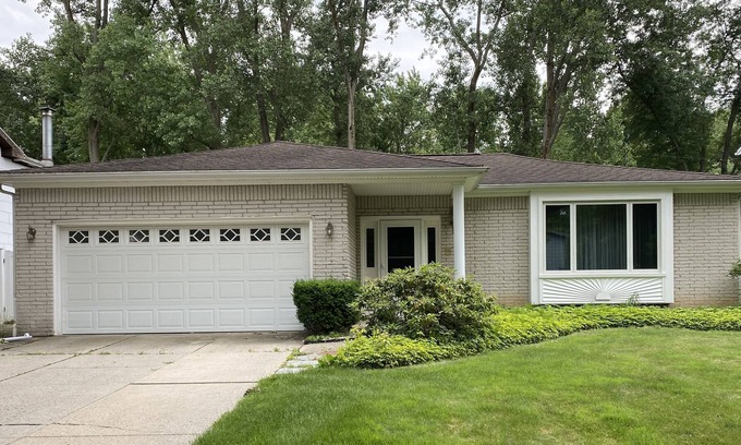 Amherst House | Lovely 3 bedroom home Amherst New York.-great location