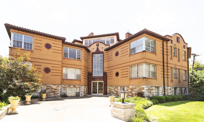 St. Louis Hills Apartment | Lovely 3 Bedroom Penthouse with Street Parking