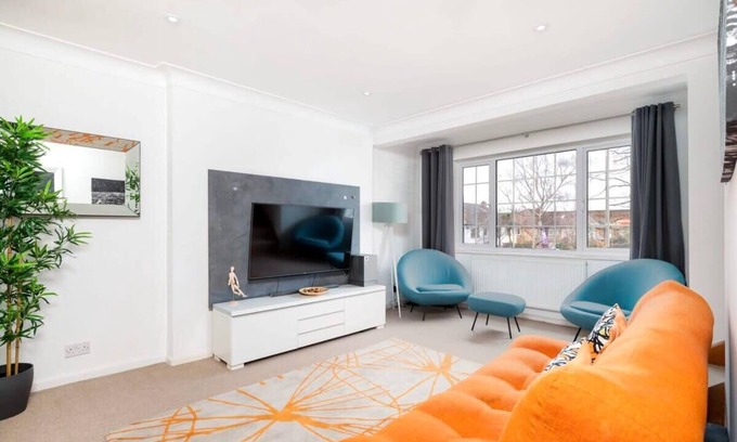 Thames Ditton House | Lovely 3BR Family Residence