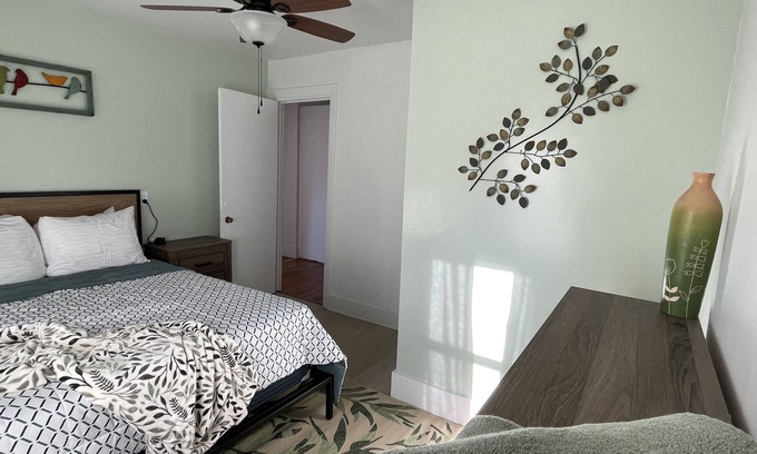 Ipswich House | Lovely 3Br with free parking/King bed and patio-5 min from beach