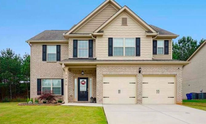 Conyers House | Lovely 4-bedroom, 3 Bath Oasis Near Grocery stores & Restaurants.