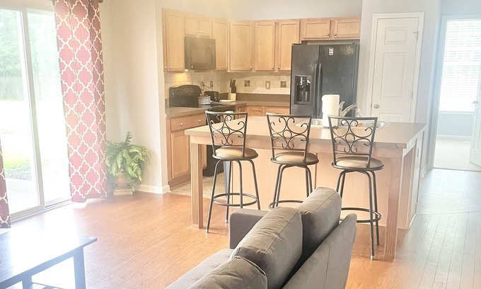 Summerville Historic District House | Lovely 4 bedroom townhouse with free parking