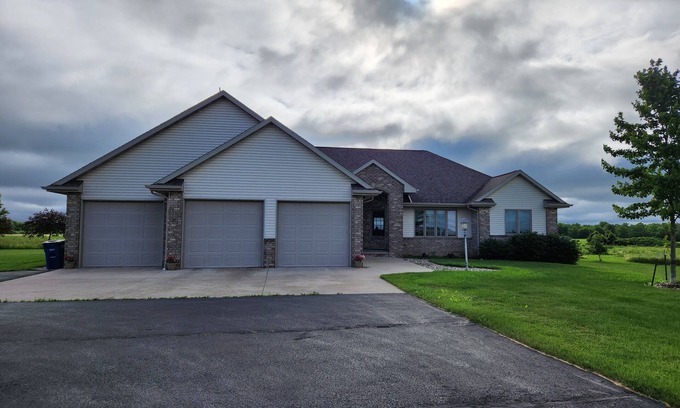 Oshkosh House | Lovely 5-bedroom house in Oshkosh with AC, WiFi 8 miles from EAA Grounds