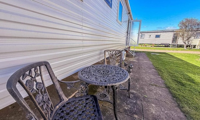 Pakefield House | Lovely 6 berth caravan close to the beach in Suffolk ref 68030BS
