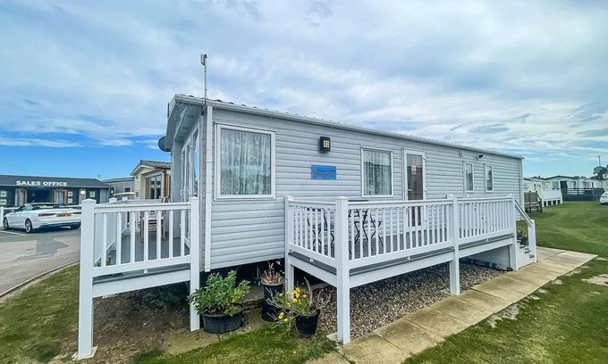 Pakefield House | Lovely 6 berth caravan with decking nearby Pakefield beach ref 68006CL