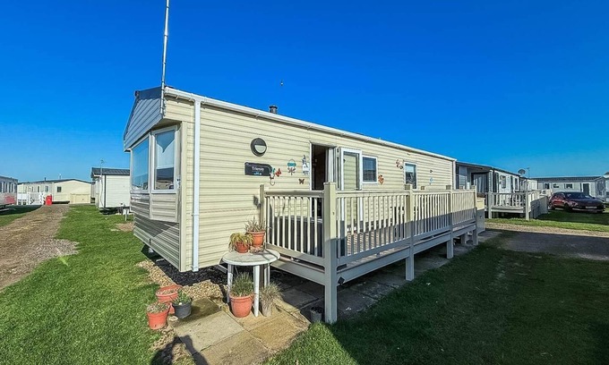 Heacham House | Lovely 6 berth caravan with decking to the side in Heacham ref 21040E