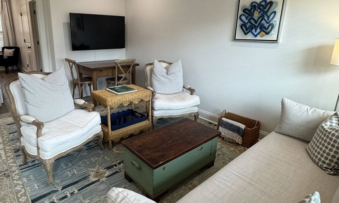 Oxford Condo | Lovely and Cozy! New 1-Bdr Condo, Sleeps 4! Come stay with Southern Sole!