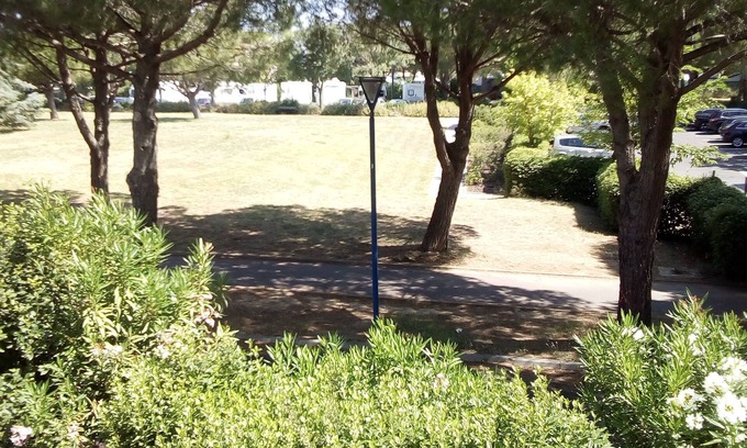 Balaruc-les-Bains House | Lovely apartment in front of little parc, close to laguna lake of Thau.