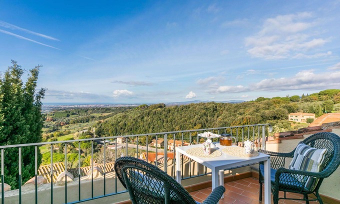 Casale Marittimo Apartment | Lovely apartment for 2 guests with WIFI, terrace and pets allowed